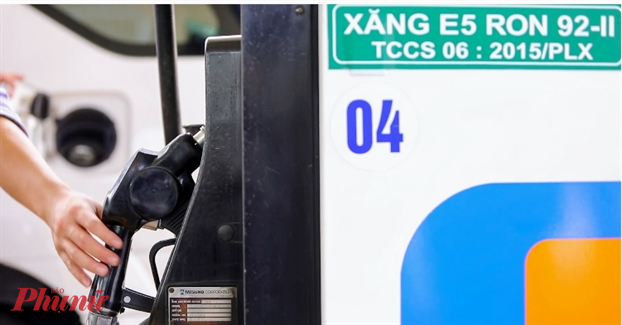 Giá xăng bán lẻ trong nước có thể tiếp tục tăng vào ngày mai (10/11) - Ảnh: Quốc Thái 
