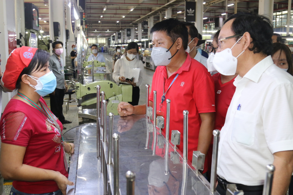 Bí thư Thành ủy TPHCM Nguyễn Văn Nên hỏi thăm người lao động về điều kiện làm việc và sinh hoạt tại Công ty. Ảnh: Tường Lam.