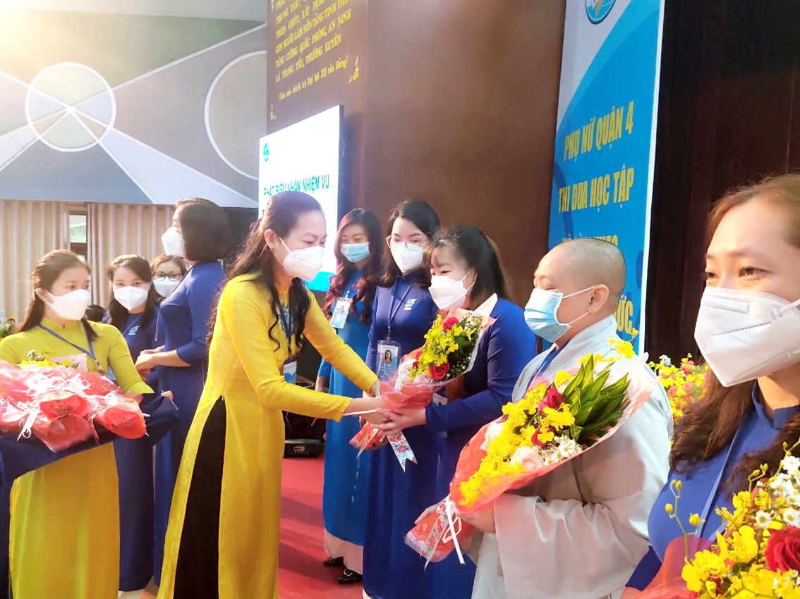 Bà Lâm Thị Ngọc Hoa - Phó Chủ tịch Thường trực Hội LHPN Thành phố - tặng hoa chúc mừng Ban Chấp hành Hội LHPN Q.4 nhiệm kỳ mới