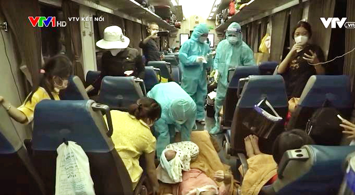 Cảnh sản phụ vượt cạn trong sự giúp đỡ của những người không quen biết trên chuyến tàu về quê khiến người xem cảm nhận “vắc-xin” yêu thương vẫn lan tỏa 