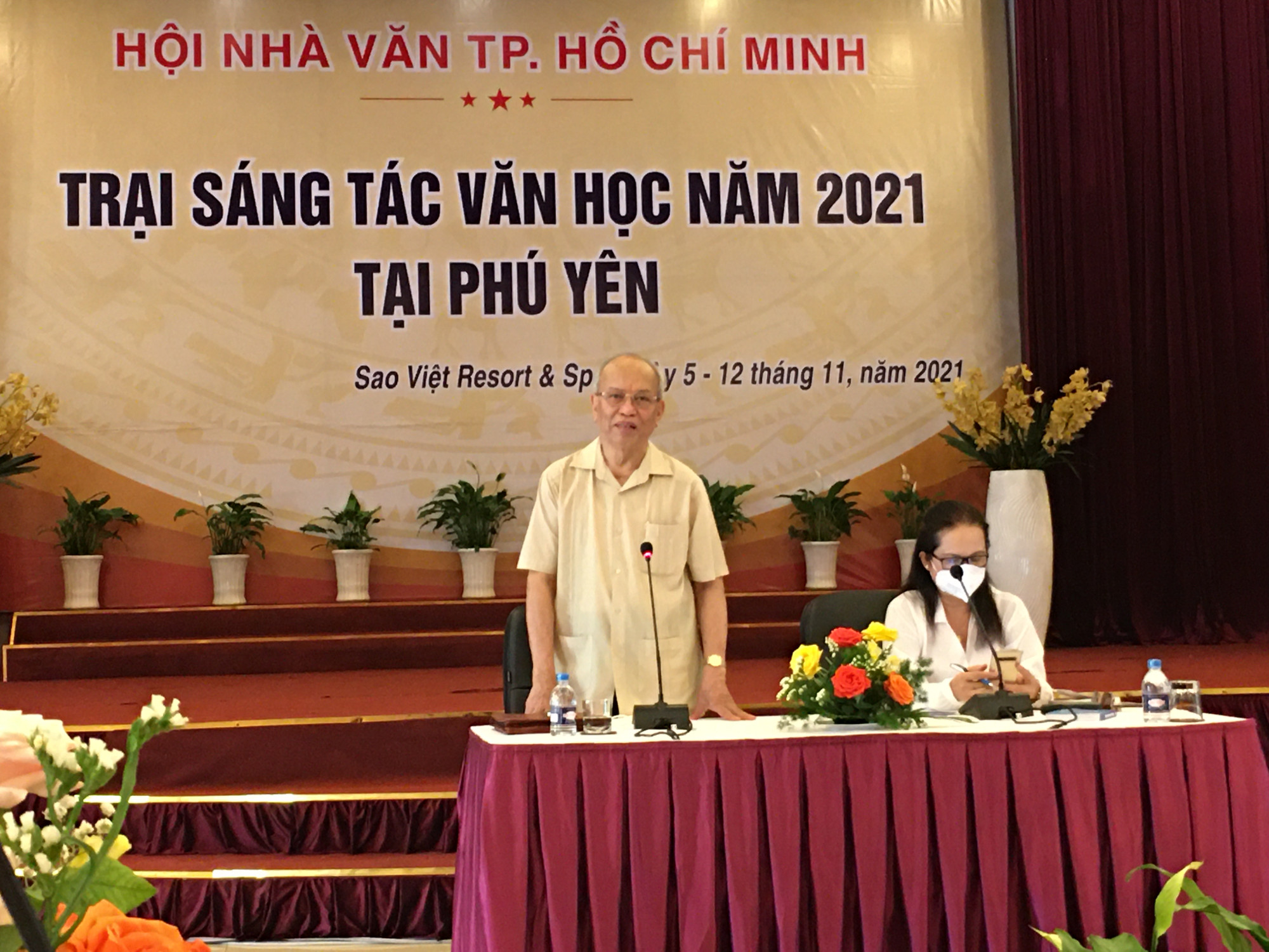 GS.TS-nhà văn Trình Quang Phú phát biểu tại tọa đàm