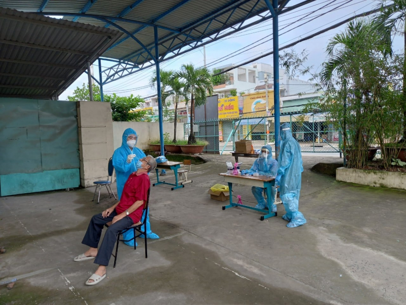 Nhân viên trạm y tế lưu động xã Phong Phú, huyện Bình Chánh lấy mẫu xét nghiệm COVID-19 cho người dân. Ảnh: internet