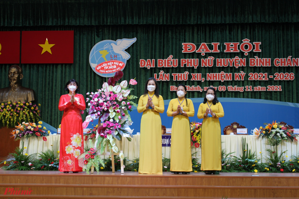 Bà Trần Thị Phương Hoa- Phó Chủ tịch Hội LHPN TP.HCM tặng hoa chúc mừng Đại hội