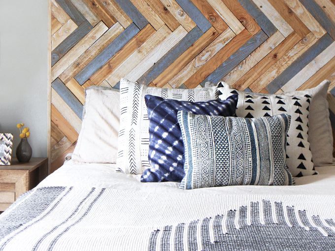 Sự đơn giản mộc mạc của đầu giường DIY này đạt được với gỗ nguyên tấm và những đường cắt đơn giản. Khi được nhuộm màu để phối hợp với thiết kế căn phòng của bạn, đầu giường sẽ có cảm giác cá nhân và phong cách lâu dài.
