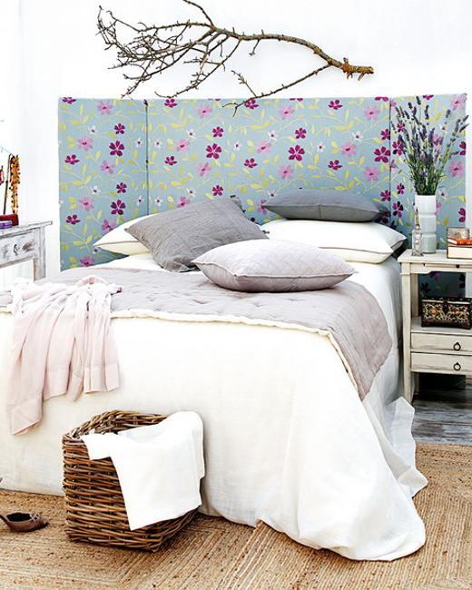 Đầu giường này, bao gồm các phần được bọc riêng biệt bằng vải có hoa văn đẹp mắt, được treo vào một bức tường tương phản tối. Nó làm nổi bật gấm hoa trong bộ khăn trải giường và tạo điểm nhấn nổi bật trong căn phòng.