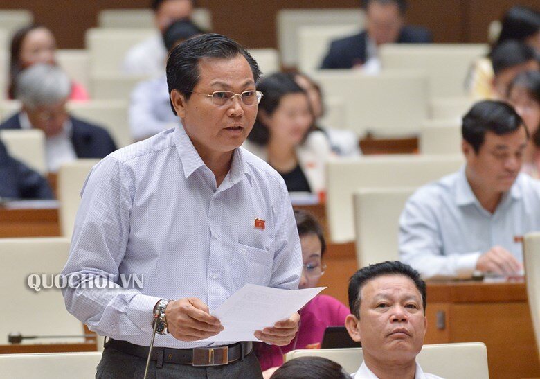 ĐBQH Lưu Văn Đức chất vấn trách nhiệm của Bộ Y tế trong việc chậm tham mưu triển khai chiến lược vắc xin