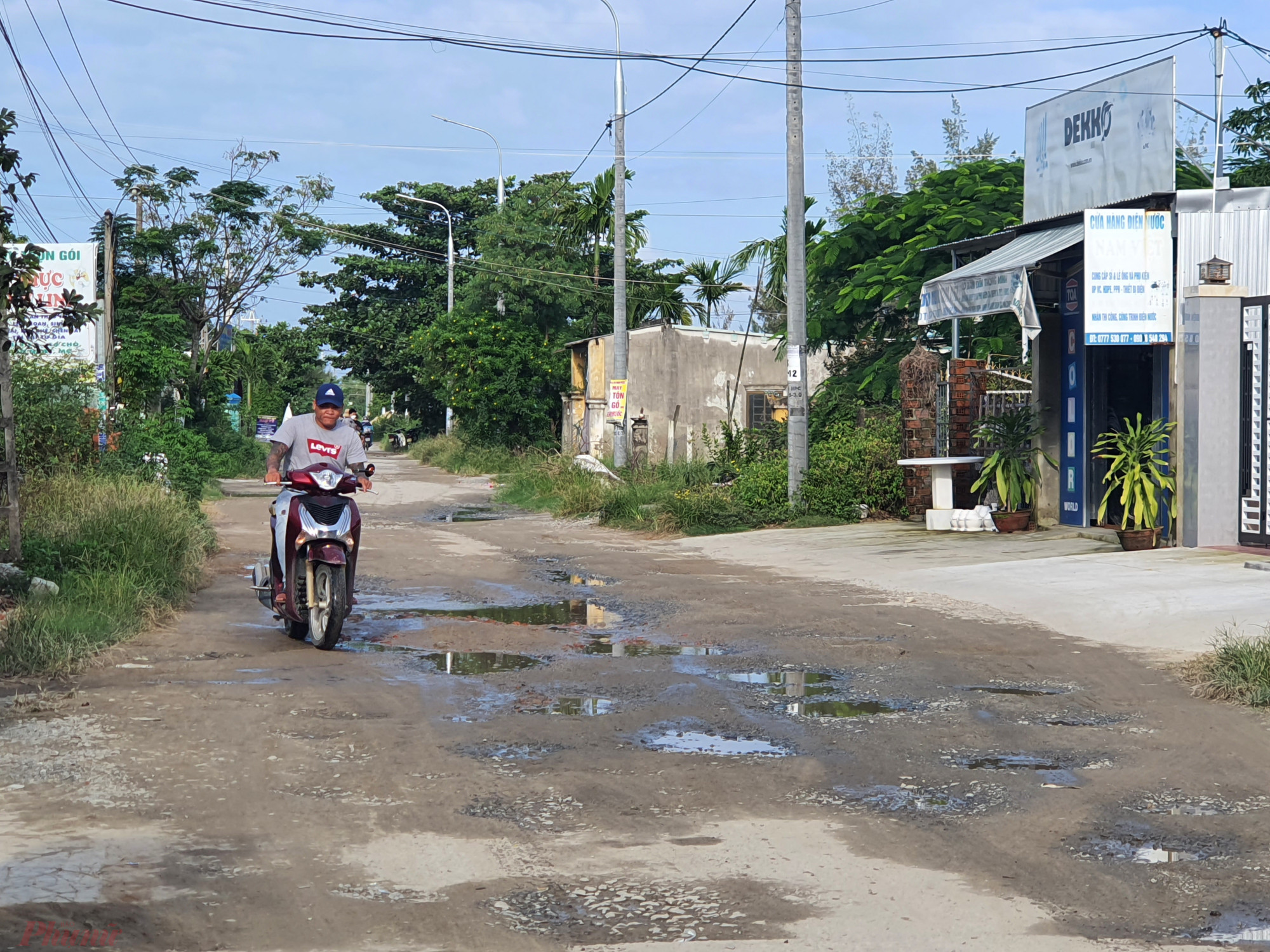 Tuyến đường 773 trong khu đô thị mới Điện Nam-Điện Ngọc bị băm nát nham nhở