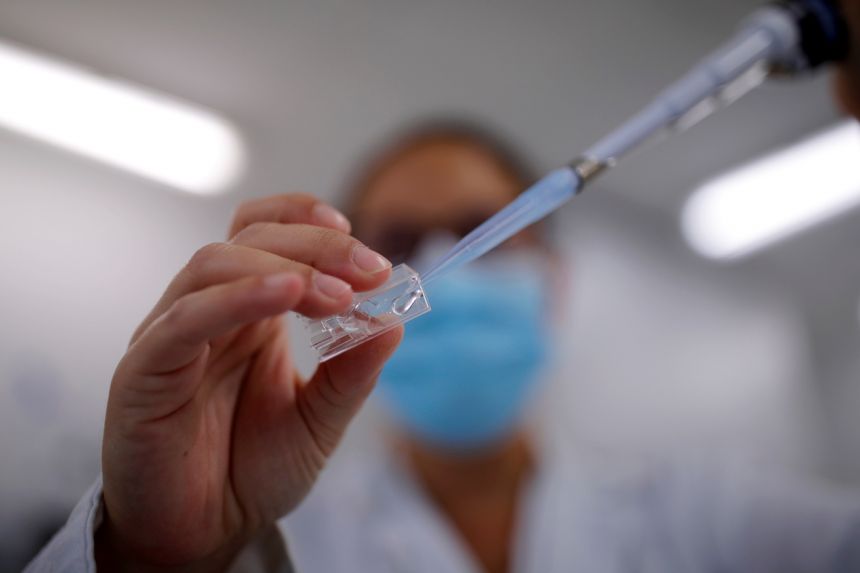 Một nhà nghiên cứu trong phòng thí nghiệm của trường đại học đang thực hiện dự án phát triển vắc xin xịt mũi chống lại Covid-19 ở Pháp vào ngày 15 tháng 9 năm 2021. ẢNH: REUTERS