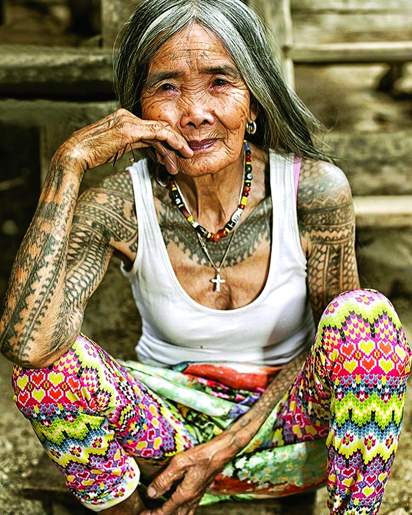 Bà Whang Od Oggay (103 tuổi), nghệ nhân  xăm mình lớn tuổi nhất của bộ lạc Butbut  sống tại làng Buscalan, miền Bắc Philippines