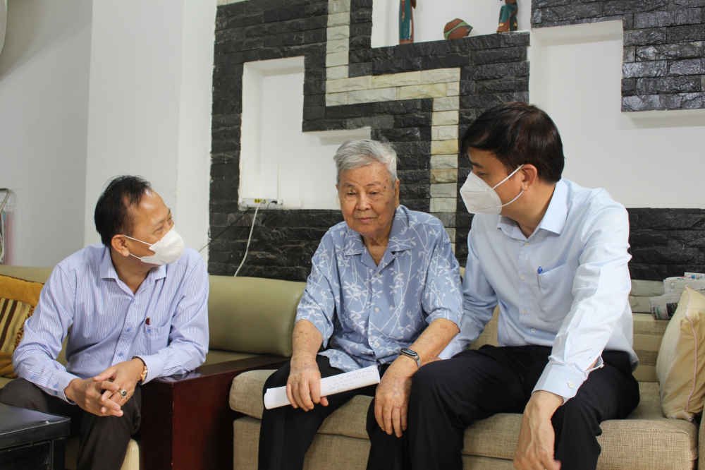 Phó Chủ tịch UBND TP.HCM Lê Hòa Bình (bên phải) thăm hỏi ông Lê Công Đồng