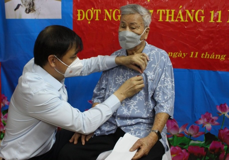 Ông Lê Hòa Bình trao huy hiệu 75 năm tuổi Đảng cho ông Lê Công Đồng.