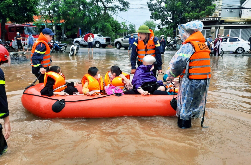 Giải cứu học sinh bị nước cô lập ở TP.Đông Hà sau một trận mưa to vào cuối tháng 10/2021 - ẢNH: THUẬN HÓA