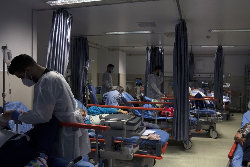 Hệ thống y tế Romania căng thẳng khi số ca mắc mới và tử vong vì COVID-19 tăng kỷ lục.