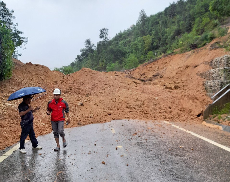 Do mưa lớn kéo dài, tại khu vực đèo Khánh Lê, tỉnh Khánh Hòa đã xảy ra sạt lở khiến khoảng 9.000 m3 đất rơi xuống đường.