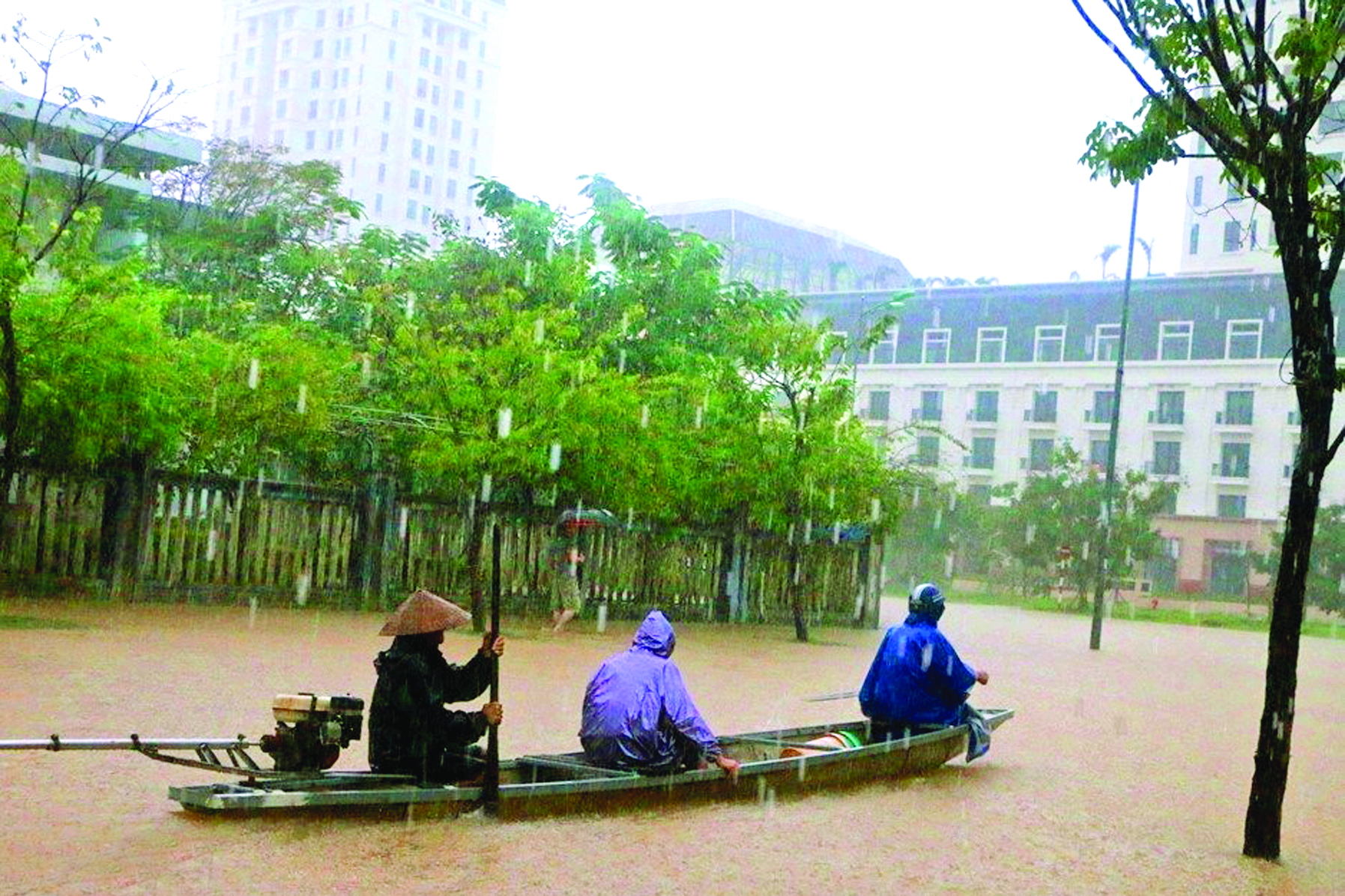Khu đô thị An Vân Dương  (Thừa Thiên - Huế) dù được xem  là đô thị kiểu mẫu  cũng thường xuyên bị ngập  mỗ i khi trờ i mưa lớ n  ẢNH: THUẬN HÓA