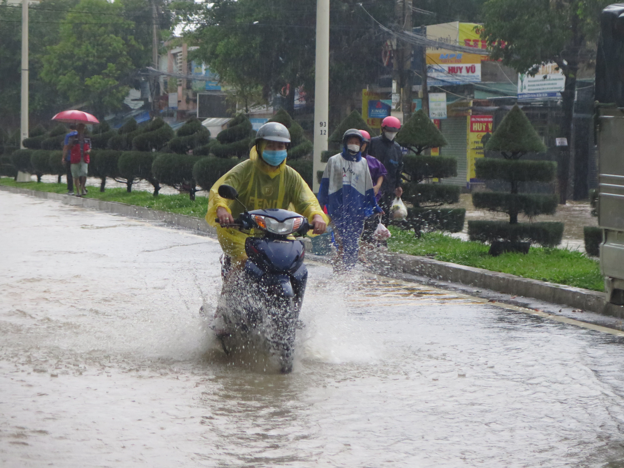Nước chảy tràn qua đường trên đường 23/10, TP. Nha Trang