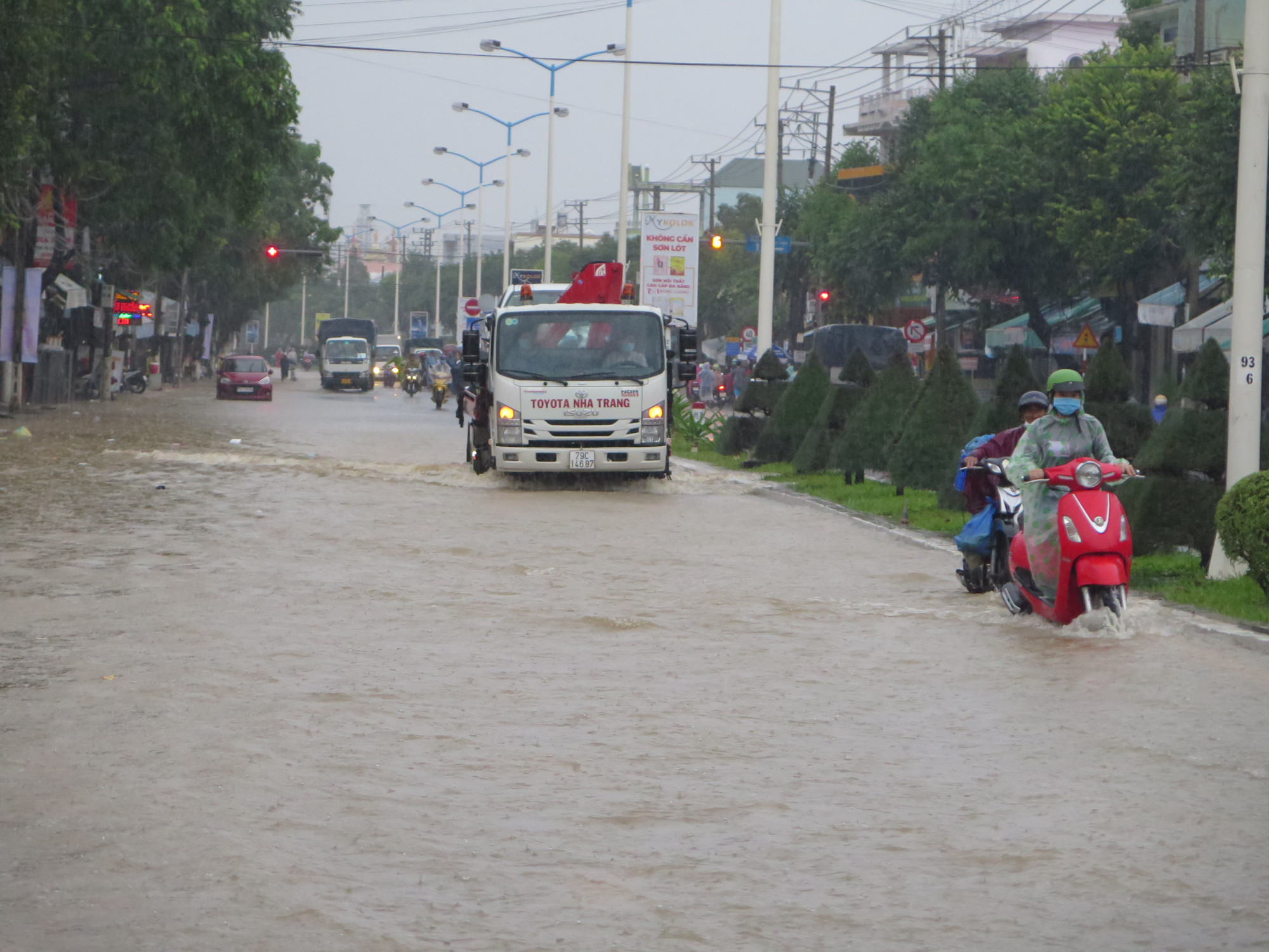 Dự báo trong 6-12 giờ tới, tỉnh Khánh Hòa tiếp tục có mưa vừa, mưa to và dông