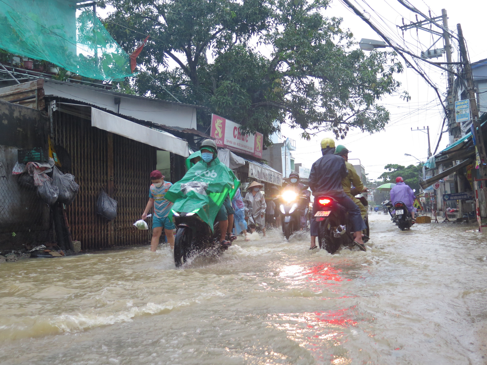 Đường vào khu vực chợ Ga, xã Vĩnh Thạnh, TP. Nha Trang ngập nước khiến các phương tiện qua lại khó khăn