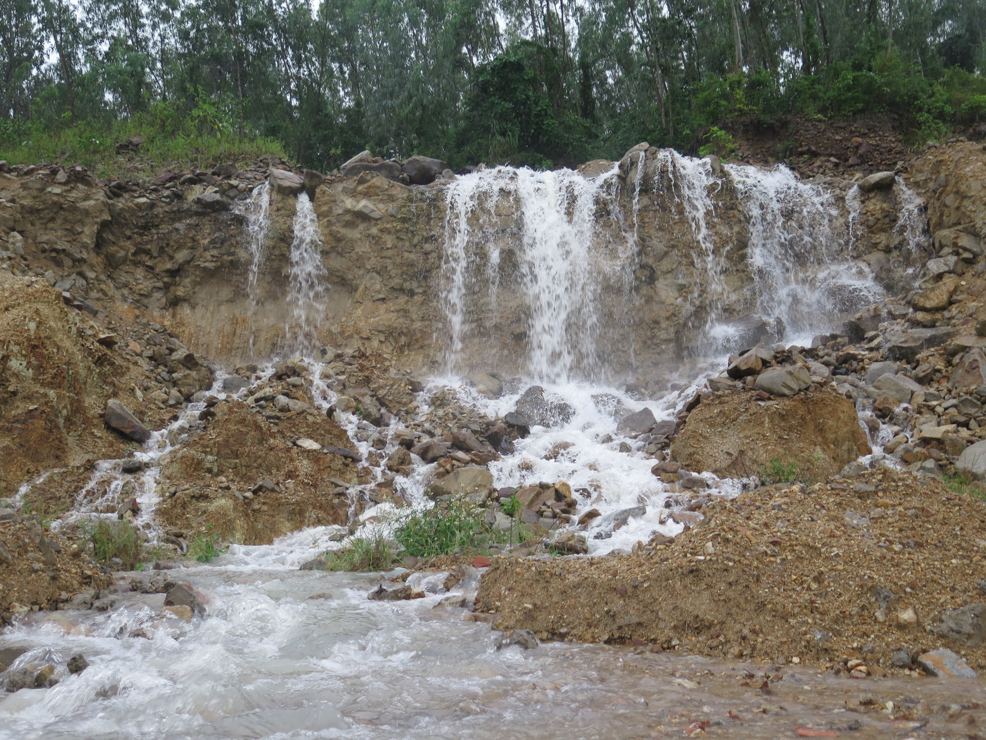 Nước trên núi ở xã Phước Đồng, TP. Nha Trang, tỉnh Khánh Hòa chảy xuống như dòng thác