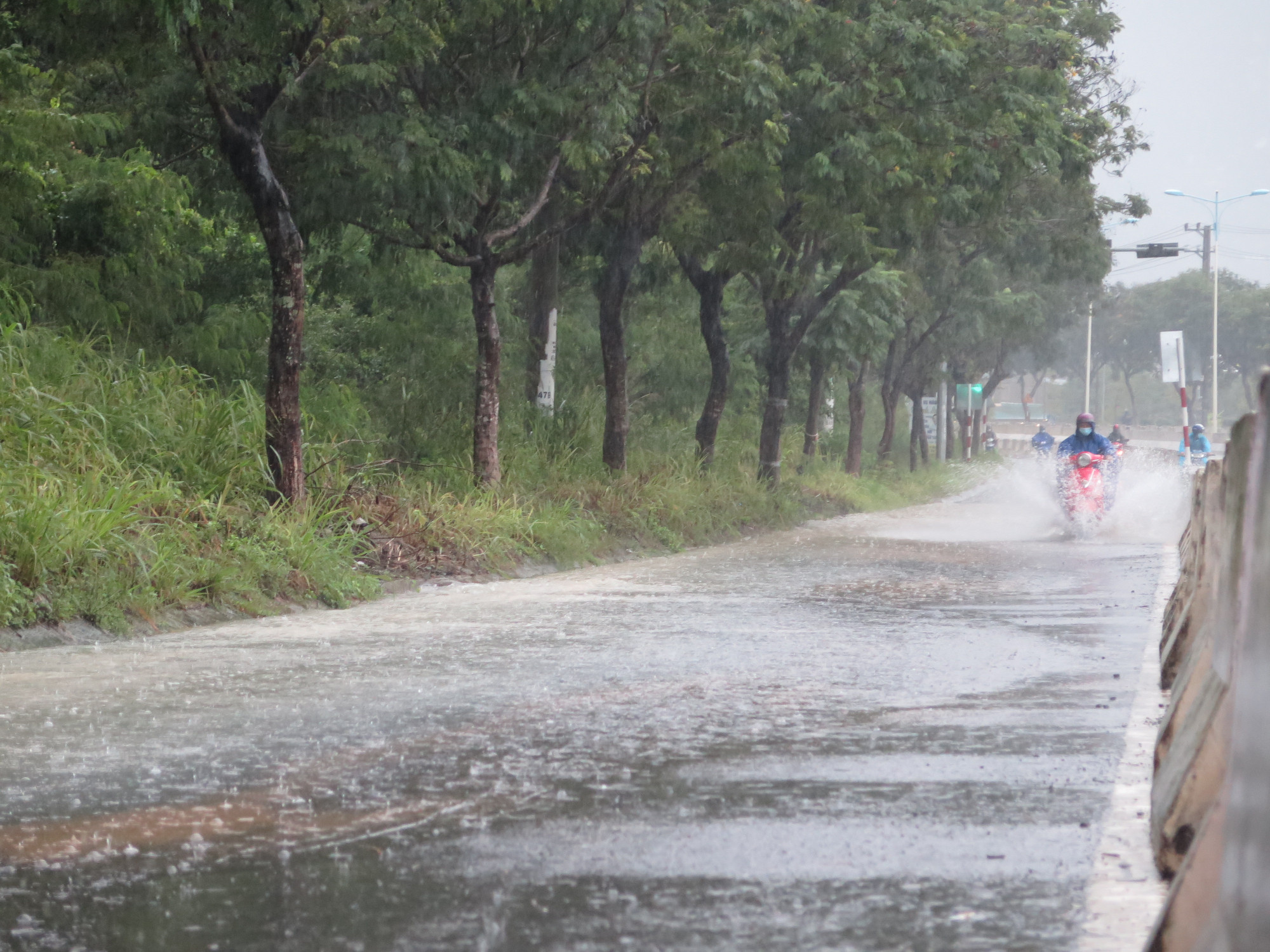 Mưa lớn khiến một số khu vực trong tỉnh Khánh Hòa bị ngập cục bộ, nước tràn qua đường