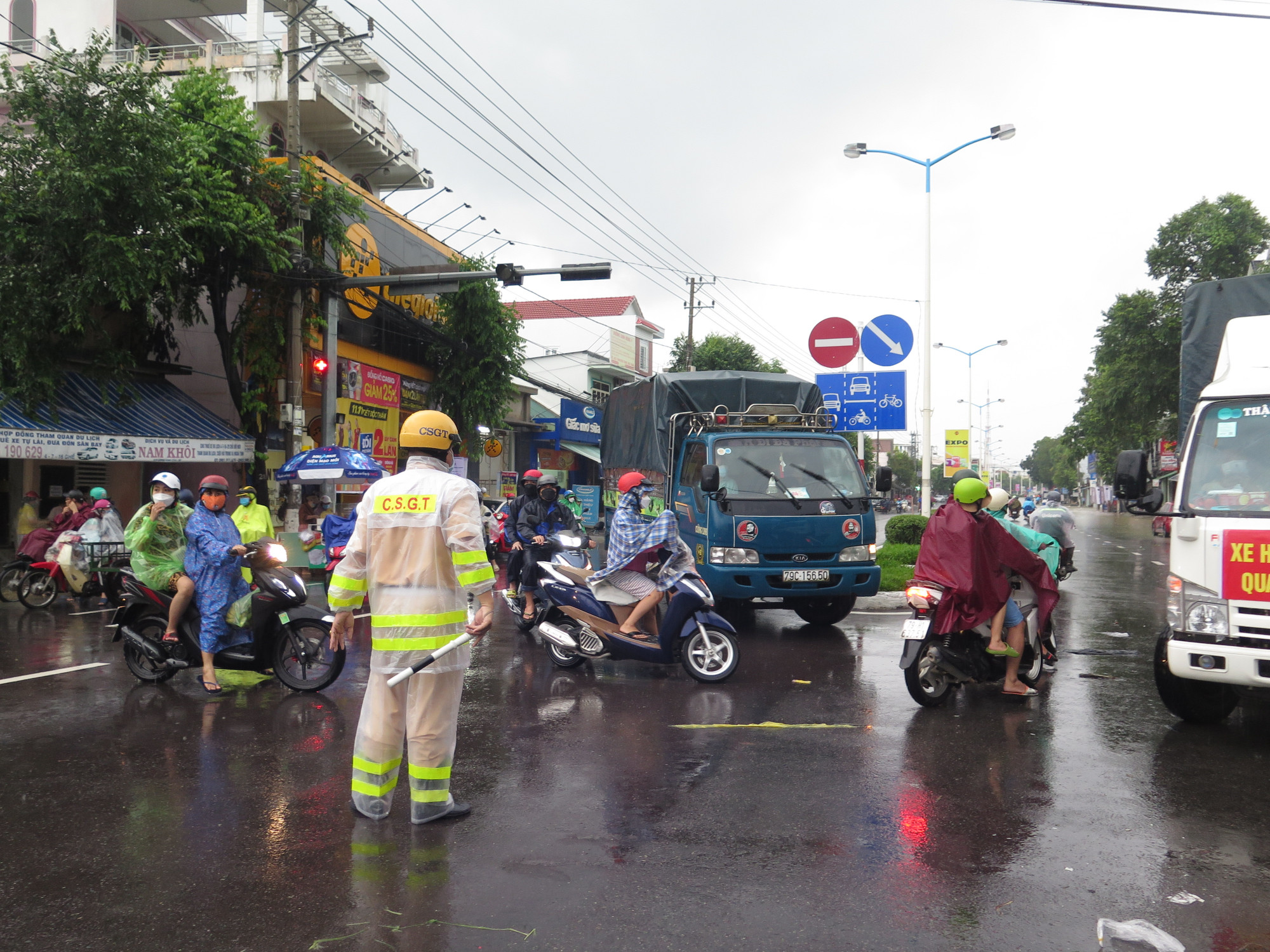 Lực lượng cảnh sát giao thông điều tiết người và phương tiện không được qua chỗ ngập nước