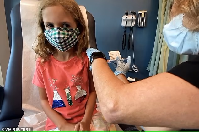 Lydia Melo (7 tuổi) được tiêm liều vắc xin Pfizer COVID-19 dành cho trẻ em, trong một cuộc thử nghiệm tại Đại học Duke ở Durham, Bắc Carolina vào tháng Chín
