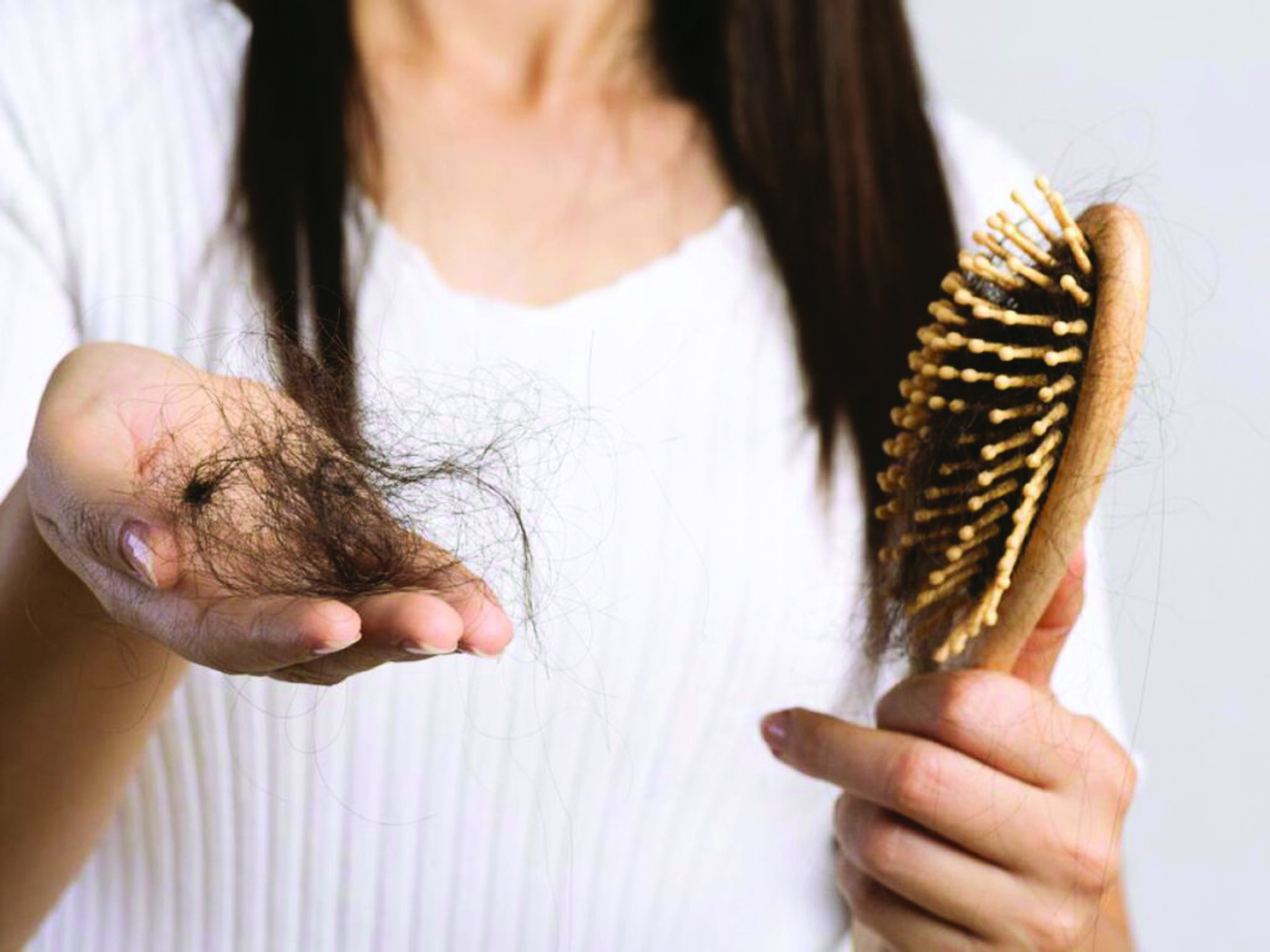 Nhiều chị em phản ánh suốt thời gian giãn cách họ thường xuyên ở nhà nhưng tóc bị rụng rất nhiều  - ẢNH MINH HỌA: INTERNET