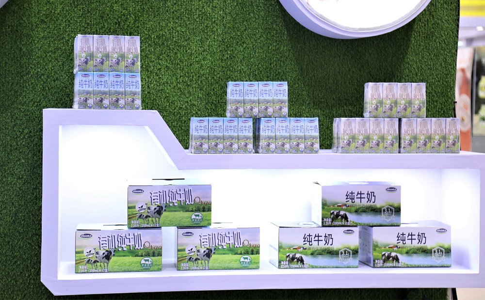 Sữa tươi Vinamilk Organic là sản phẩm nổi bật được giới thiệu tại triển lãm FHC Thượng Hải 2021 nhờ sở hữu “tiêu chuẩn kép” là Organic châu Âu và Organic Trung Quốc