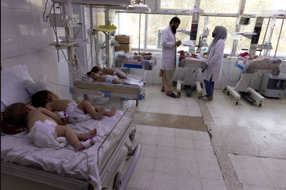 Trẻ em đang điều trị tại bệnh viện Indira Gandhi ở Kabul, Afghanistan 