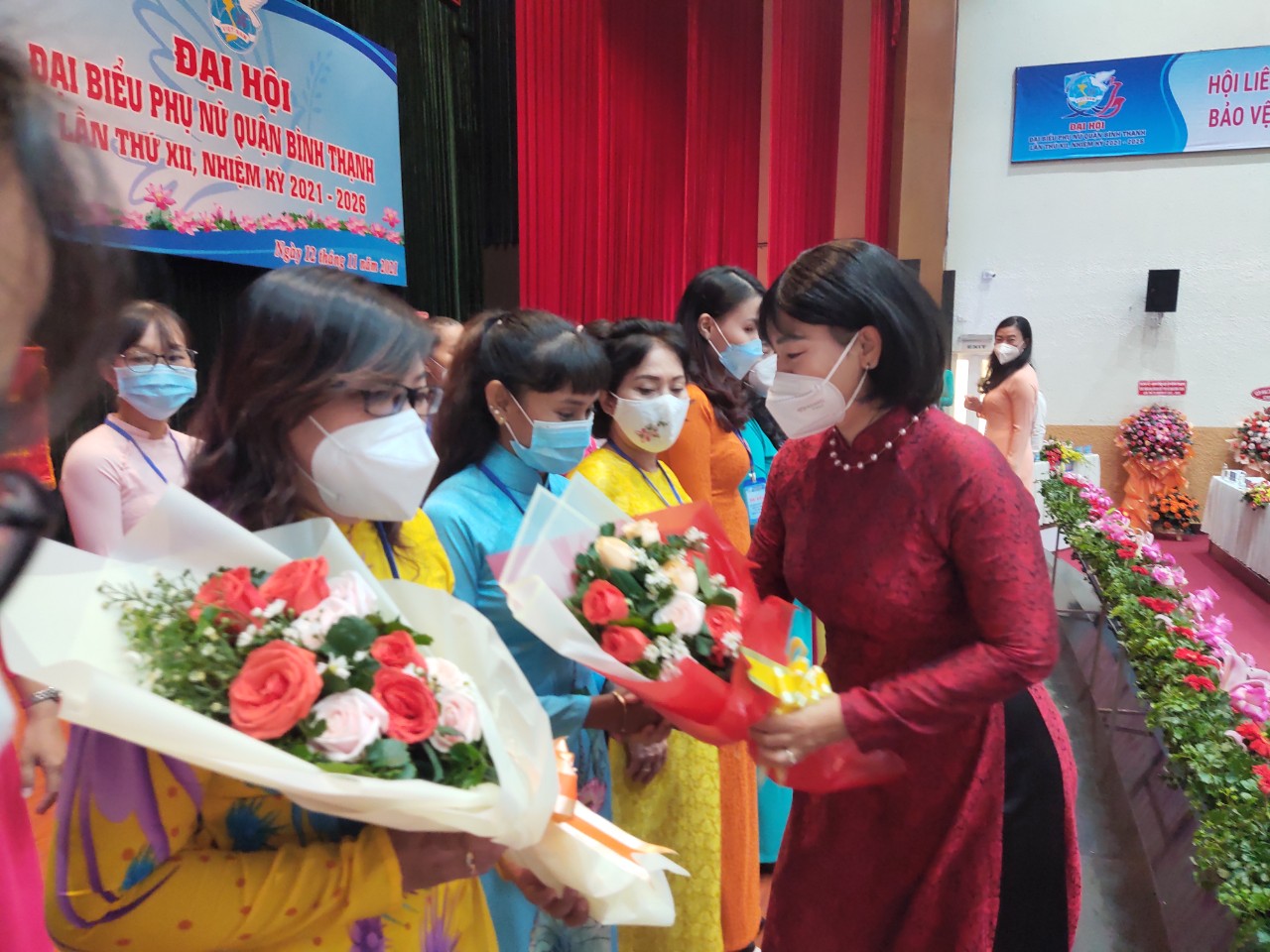 Bà Trần Thị Phương Hoa - Phó Chủ tịch Hội LHPN TP - tặng hoa chúc mừng BCH Hội LHPN Q. Bình Thạnh nhiệm kỳ 2021-2026