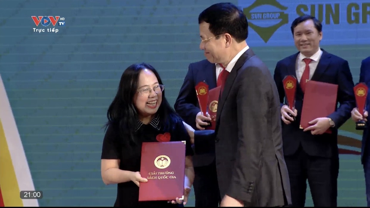 Bà Đinh Thị Thanh Thủy, Giám đốc, tổng biên tập Nhà xuất bản Tổng hợp TPHCM nhận giải