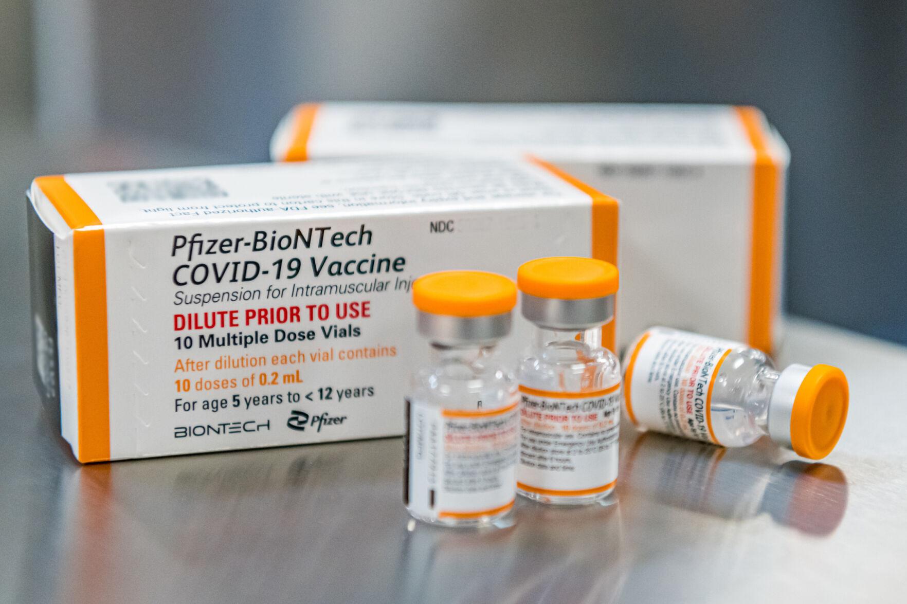 Vắc xin Pfizer dành cho trẻ em từ 5 đến 11 tuổi được đóng gói với màu cam để phân biệt với vắc xin dành cho lứa tuổi lớn hơn có màu tím - Ảnh: Loudoun Times