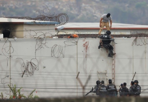 thi thể của một tù nhân trên nóc nhà tù Guayas 1 ở Guayaquil, Ecuador,