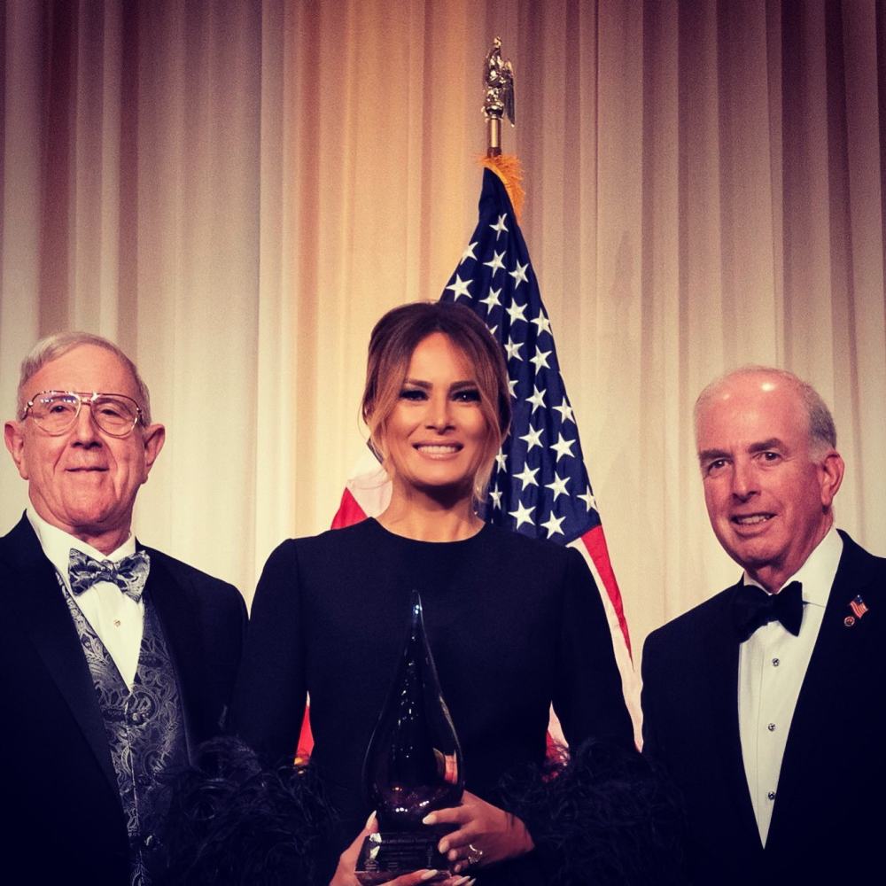 Cựu đệ nhất phu nhân Hoa Kỳ Melania Trump đã được Đảng Cộng hòa Log Cabin (LCR) trao tặng Giải thưởng Spirit of Lincoln tại Gala Spirit of Lincoln hàng năm của họ tại Câu lạc bộ Trump’s Mar-a-Lago