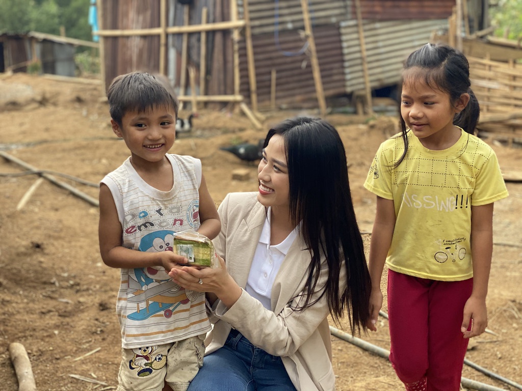 Hoa hậu Đỗ Thị Hà chơi đùa với trẻ nhỏ trong chuyến đi khảo sát tiến độ xây nhà cho bà con vào tháng 4/2021 tại Nam Trà My