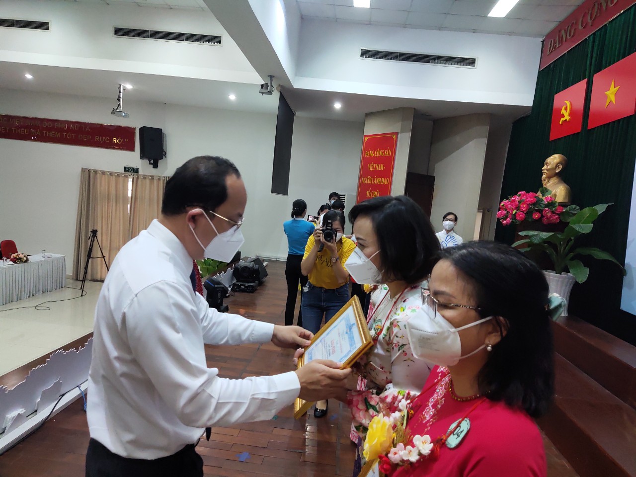 Ông Nguyễn Hồ Hải - Phó Bí thư thành ủy TP. HCM - tặng bằng khen của Hội LHPN TP cho những phụ nữ tiêu biểu trên các lĩnh vực
