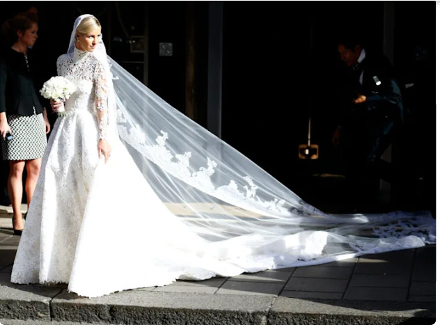 Nicky Hilton Rothschild trong chiếc váy cưới của Valentino 