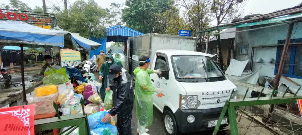 Chú Nguyễn Tuấn Lộc, một hộ dân sinh sống ở khu vực Cồn Hến cho biết, Hiện tại bà con Cồn Hến người dân đã thành lập nhiều nhóm thiện nguyện để tương trợ giúp đỡ nhau, trước mắt là các nhóm đội thiện nguyện hỗ trợ việc phân phát lương thực đến những gia đình khó khăn, già yếu và neo đơn 