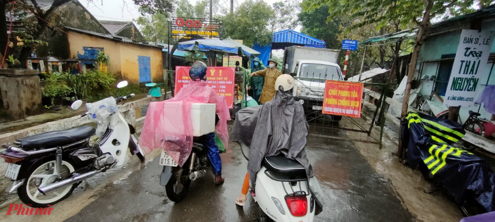 phường Vỹ Dạ (TP. Huế) phóng viên nhận thấy việc tiếp nhận hàng ký gửi của người dân hỗ  trợ bà con đang diễn ra rất khẩn trương dưới trời mưa to.
