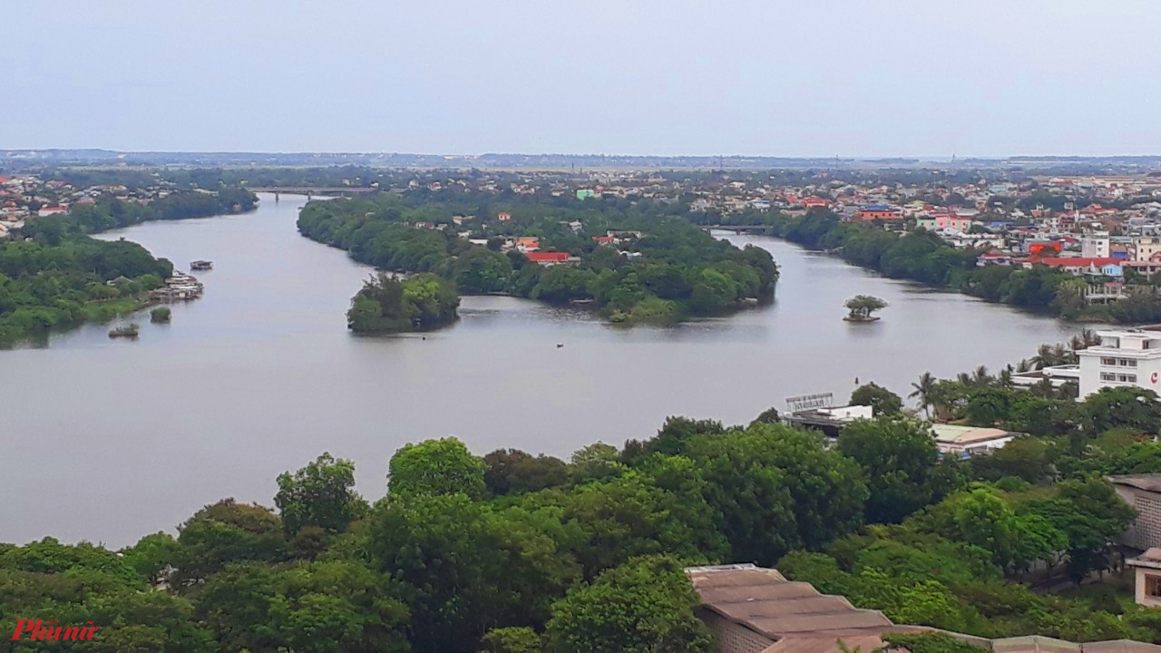 Cồn Hến nằm giữa sông Hương được biết đến là “ốc đảo” nổi tiếng với món cơm hến nổi tiếng xứ Huế, hiện tại cuộc sống của bà con gần 10 nay vô cùng khó khăn