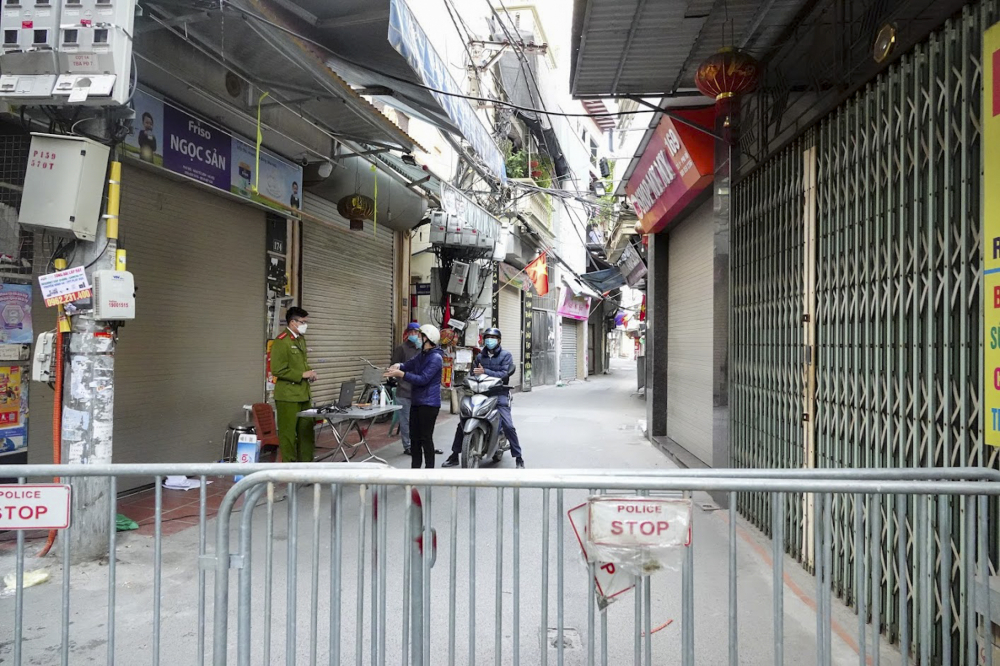 Ghi nhận của PV, 16h chiều ngày 14/11 phường Phú Đô lại tiếp tục kéo dài khu vực cách ly tại ngõ 8 Lê Quang Đạo đến số nhà 174.