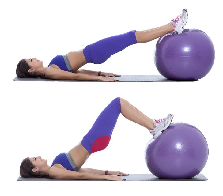 6. Bóng ổn định hamstring curl: Đây là một bài tập thân dưới nhằm vào gân kheo, bắp chân và mông của bạn. Bạn có thể tìm thấy một quả bóng ổn định ở bất kỳ phòng tập thể dục nào và sử dụng nó cho bài tập này.  Nằm ngửa trên thảm và đặt chân lên trên quả bóng. Đặt chân của bạn sao cho chỉ có gót chân của bạn trên quả bóng. Nâng hông của bạn khỏi thảm, giữ trọng lượng của bạn trên bả vai và bàn chân của bạn. Kéo quả bóng về gần mình nhất có thể bằng cách uốn cong đầu gối. Bóp cơ mông của bạn. Tạm dừng trong 2 giây ở vị trí này. Quay trở lại vị trí ban đầu của bạn. Lặp lại.