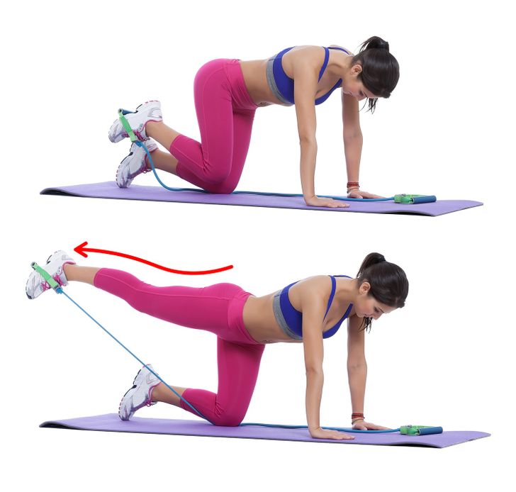 Băng cản lại glute kickback: Đá lùi cơ mông là bài tập thể dục trọng lượng cơ thể nhằm vào mông. Quỳ trên sàn. Quấn dây kháng lực xung quanh một bàn chân và giữ đầu kia dưới đầu gối của bạn.  Với bàn chân gập, các ngón chân hướng xuống sàn, mở rộng và nâng chân trái lên sao cho mũi chân cao hơn mông. Vận động cơ bụng khi bạn hơi chuyển trọng lượng sang một bên, nhưng vẫn giữ cho mông của bạn ổn định. Cẩn thận đưa chân trở lại và lặp lại.