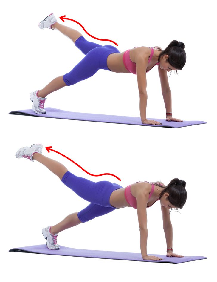 Plank nâng chân: Bài tập sau đây sẽ khiến cơ gập hông và lưng dưới của bạn hoạt động mạnh. Hãy làm điều đó nếu bạn là người mới bắt đầu hoặc để khởi động trước buổi huấn luyện chính.  Bắt đầu ở tư thế plank cao với hai bàn chân rộng bằng hông. Nhấc chân lên, cẩn thận không cong lưng và giữ càng lâu càng tốt. Cẳng chân. Lặp lại. Khi bạn thực hiện động tác nâng chân, hãy giữ cột sống của bạn ở vị trí trung tính. Ngoài ra, giữ cho đầu của bạn thẳng hàng với cổ của bạn. Thở ra và siết chặt cơ mông khi bạn nhấc một chân lên.
