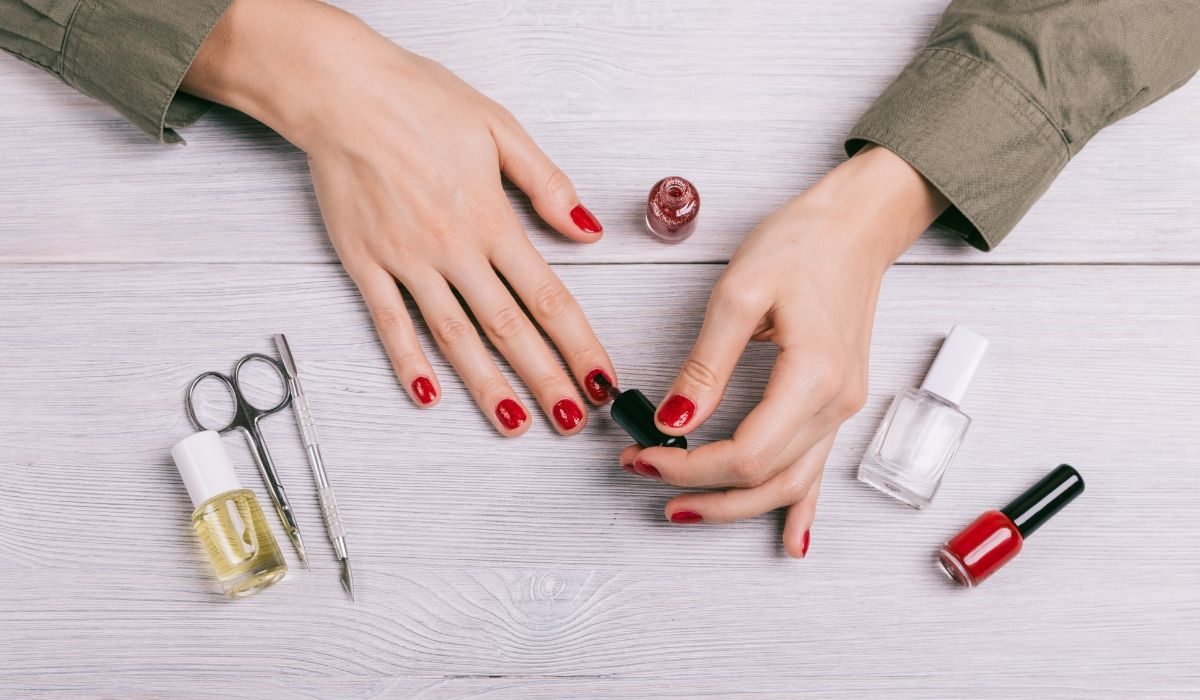 Tất cả chúng ta đều thích một bộ móng có sắc tố, mất ít thời gian hơn để hoàn thiện và trông chắc chắn, và điều đó sẽ tự động khiến chúng ta sơn các lớp sơn móng dày hơn. Mặc dù đây có vẻ là cách tốt nhất để thực hiện, nhưng đó thực sự là một sai lầm lớn khi bạn làm móng tay.  Sơn móng tay dày mất gấp đôi thời gian để khô và lớp sơn bên dưới mất khoảng 5-6 phút, đây là công thức dẫn đến thảm họa lem nhem. Nói chung, sơn móng tay không được thiết kế để khô tốt khi nó dày để được bảo vệ khi nó được đựng trong lọ.  Vì vậy, điều tốt nhất bạn nên làm là sơn móng tay 3-4 lớp mỏng thay vì 1-2 lớp dày.