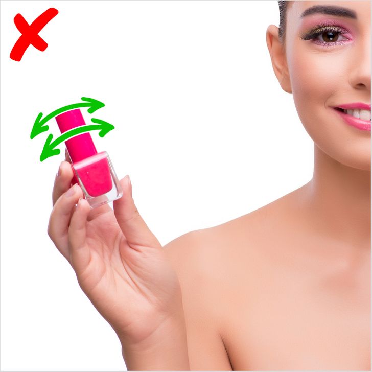 Đây là cảm giác chung của hầu hết mọi người: chúng tôi nghĩ rằng bằng cách lắc lọ sơn móng tay của mình, chúng tôi sẽ phân phối màu ra khắp mọi nơi, đặc biệt là khi sơn sắp hết. Những gì chúng ta không biết là bằng cách lắc lọ sơn móng tay, về cơ bản chúng ta đang trộn không khí bị mắc kẹt bên trong lọ với sơn móng tay, tạo ra các bong bóng nhỏ , hay còn được gọi là các túi nhỏ; sau đó chúng ta bắt đầu sơn và lớp sơn trông không đồng đều với các bọt nhỏ chuyển từ sơn móng tay sang móng tay của chúng ta.  Thay vì lắc sơn móng tay, hãy lăn sơn từ từ theo chiều ngang!
