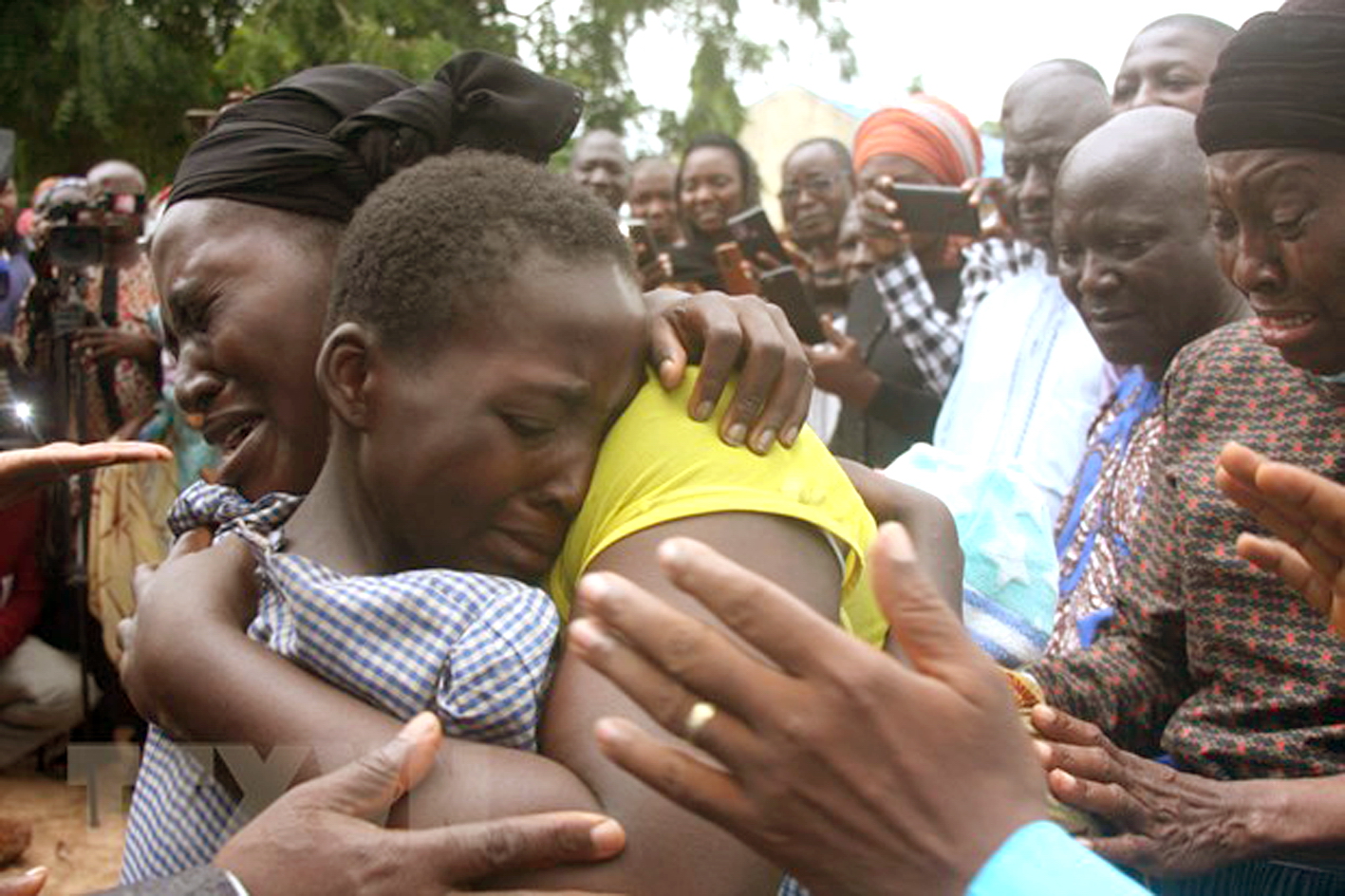 Một nữ sinh bị bắt cóc khóc khi gặp lại người thân sau khi được giải cứu hồi tháng Bảy ở Nigeria