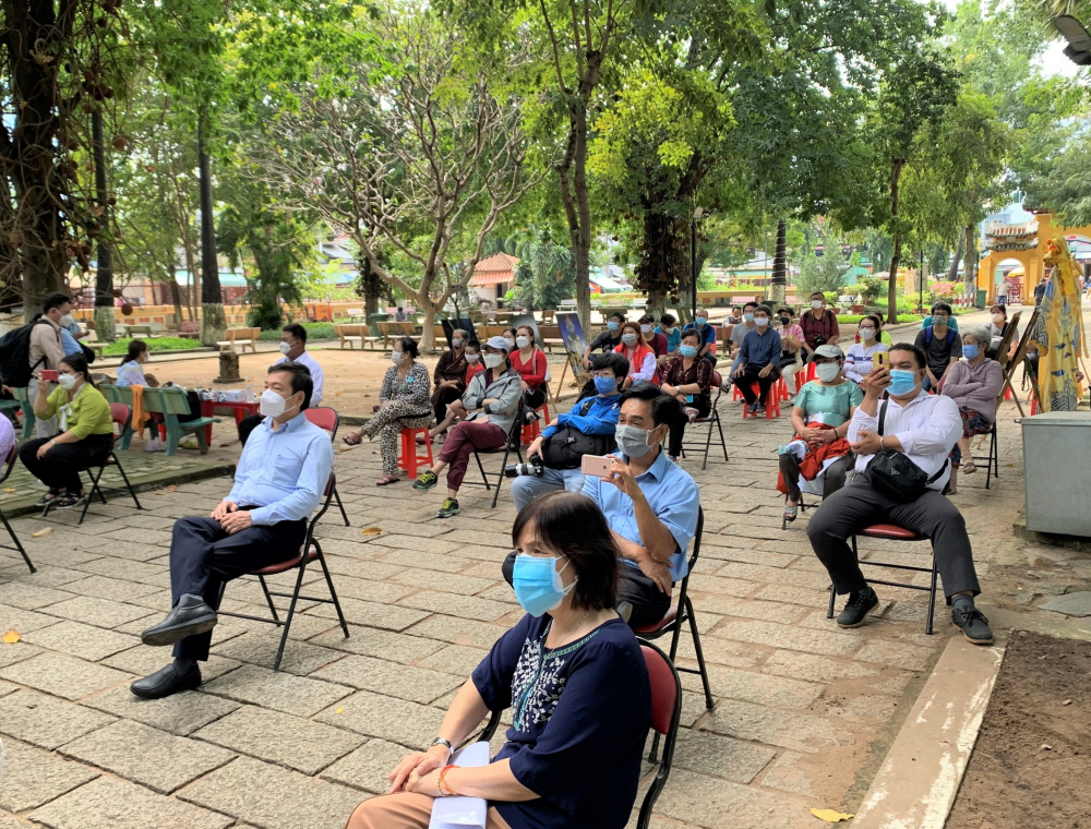 Khán giả được bố trí ngồi giãn cách khi xem hát bội tại Lăng Lê Văn Duyệt.