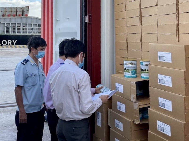 Lấy mẫu kiểm tra lô 22.000 hộp sữa tại cảng Cát Lái chiều 12.11. Ảnh: Cục Hải quan TPHCM.