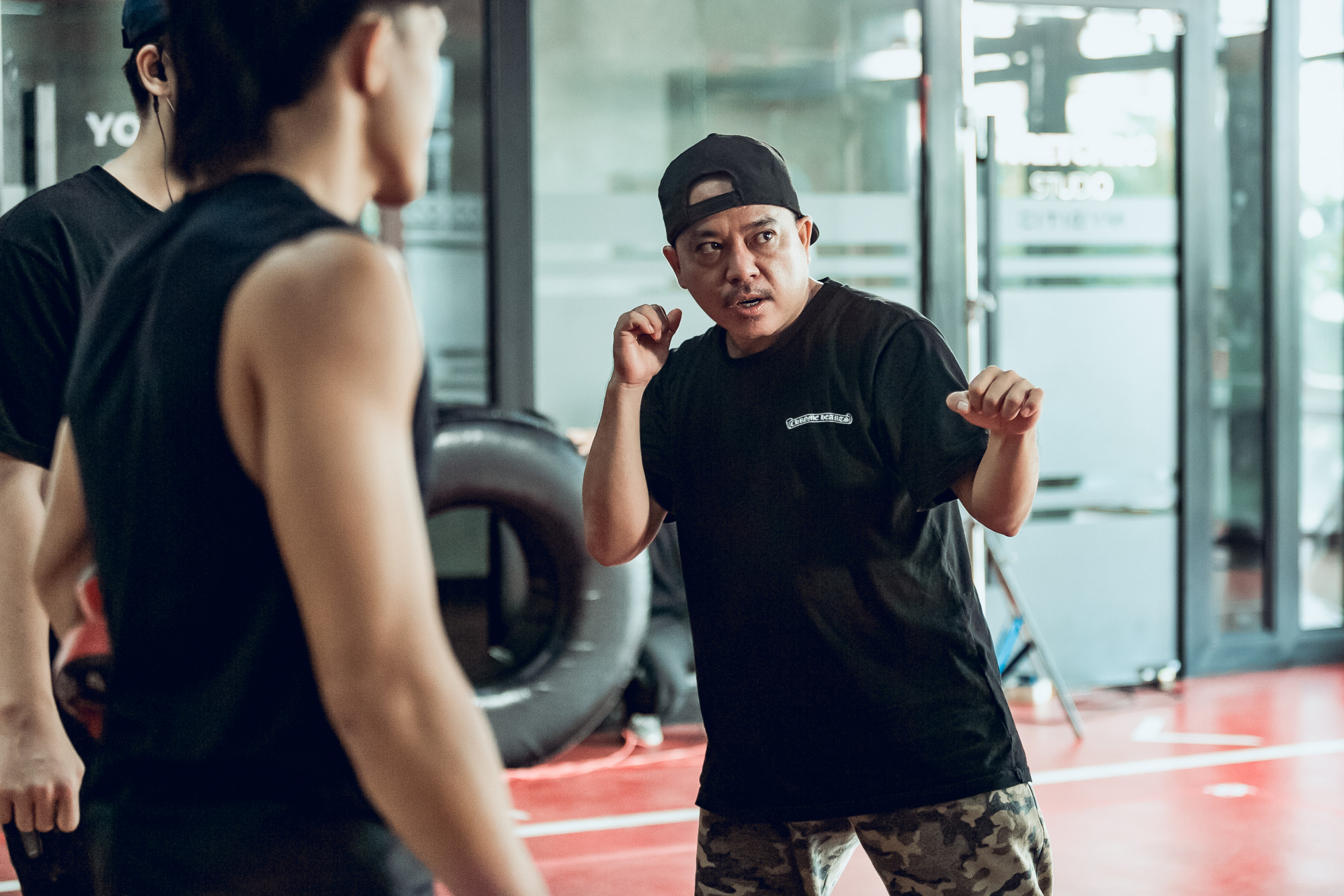 Đạo diễn Lê Thanh Sơn tại nơi tập luyện boxing.